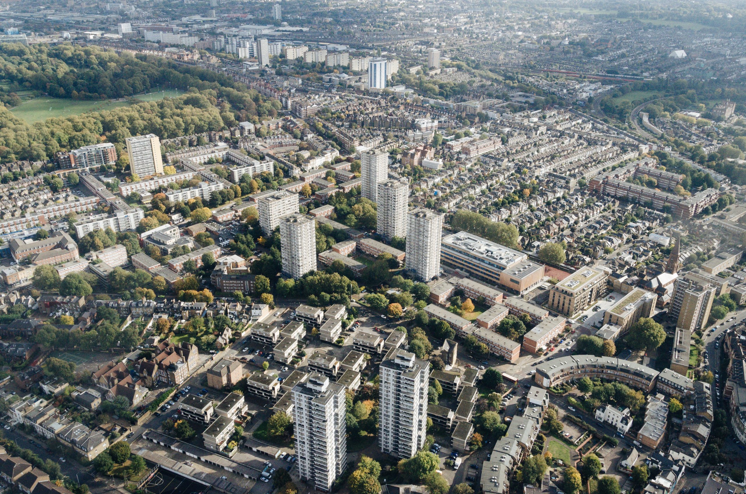 UK mortgage rates drop below 5%